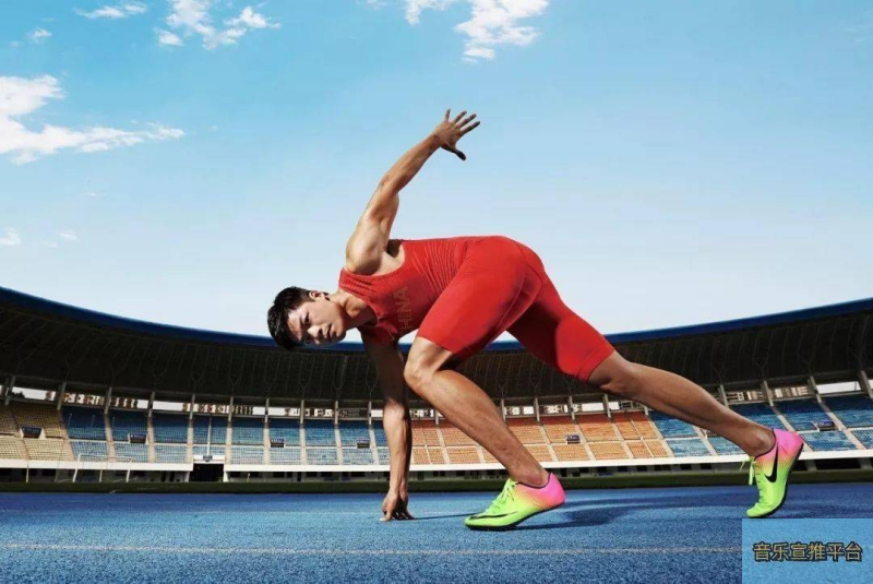 亚洲足球之光，赛后孙兴慜与胡桑诺夫拥抱致意